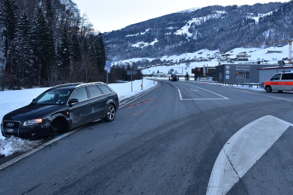 Jenaz GR - 18-Jähriger baut wegen Unaufmerksamkeit Unfall