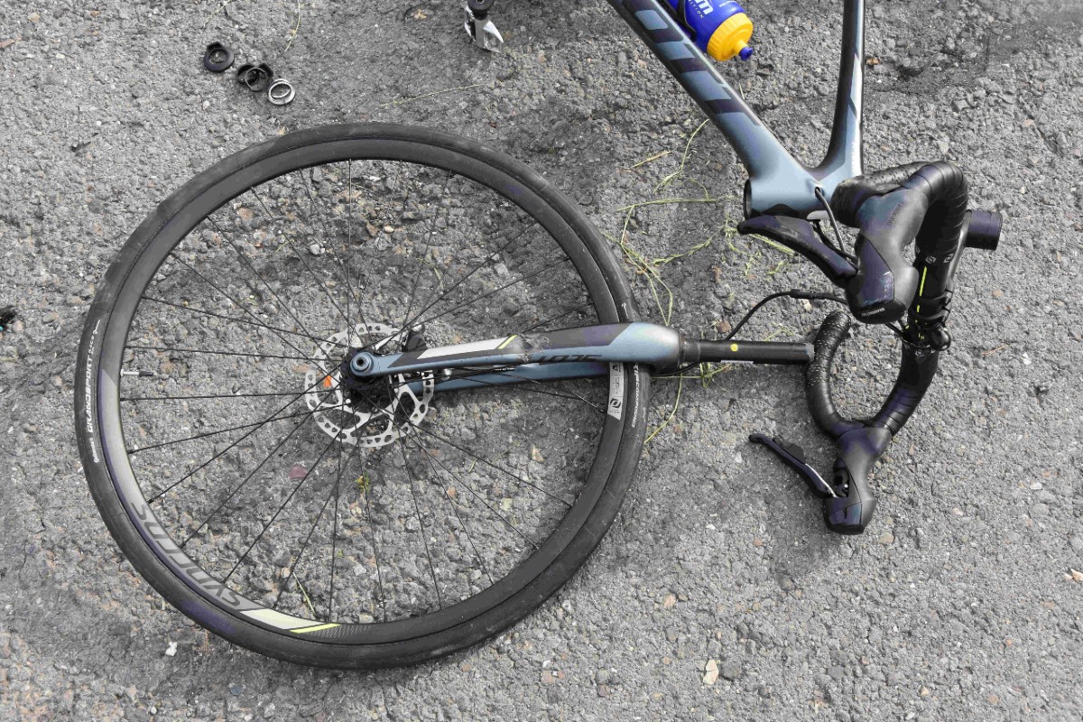 Transporterfahrer übersieht Velofahrer in Gams SG