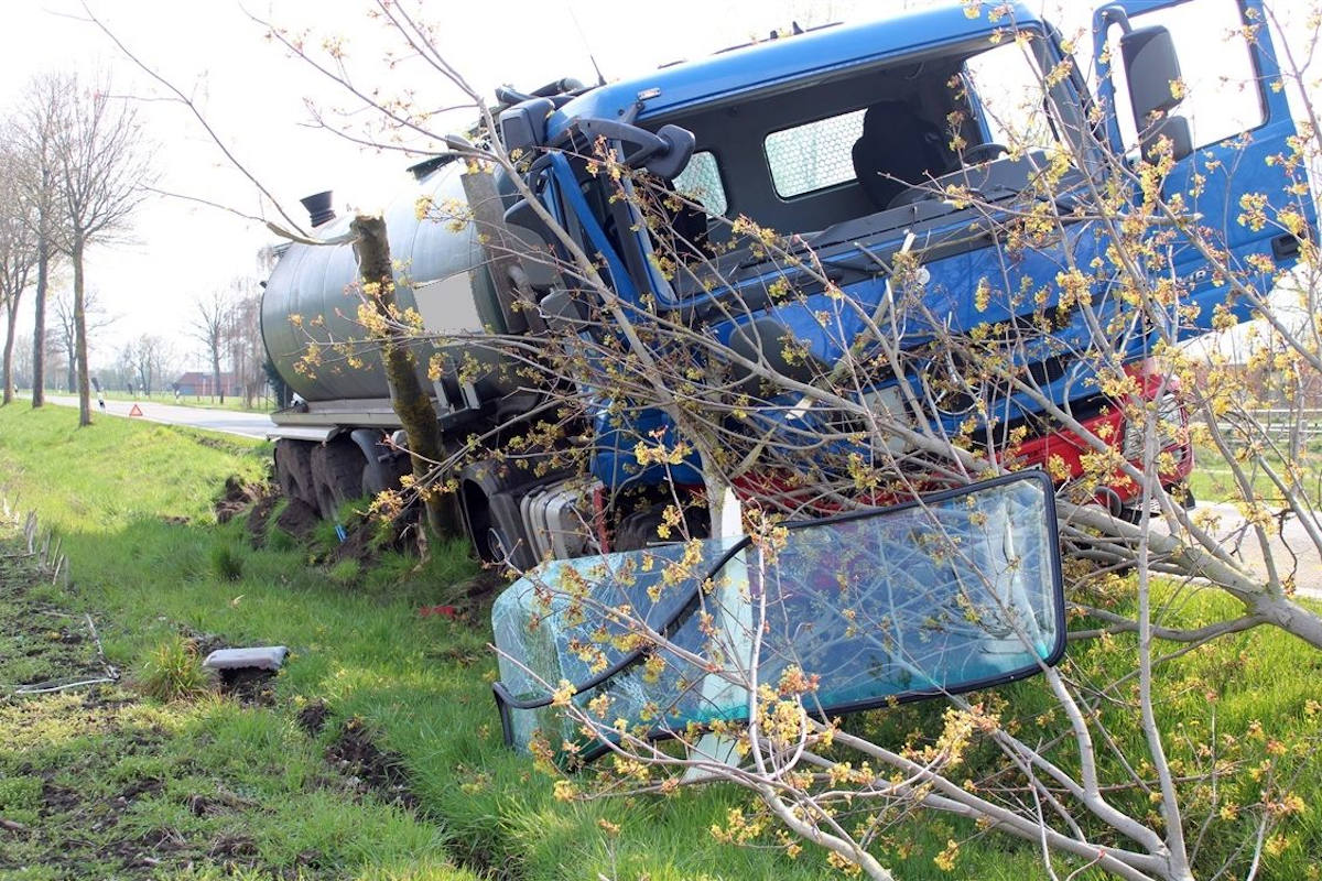 Rahden – Gülle-Transporter landet im Graben