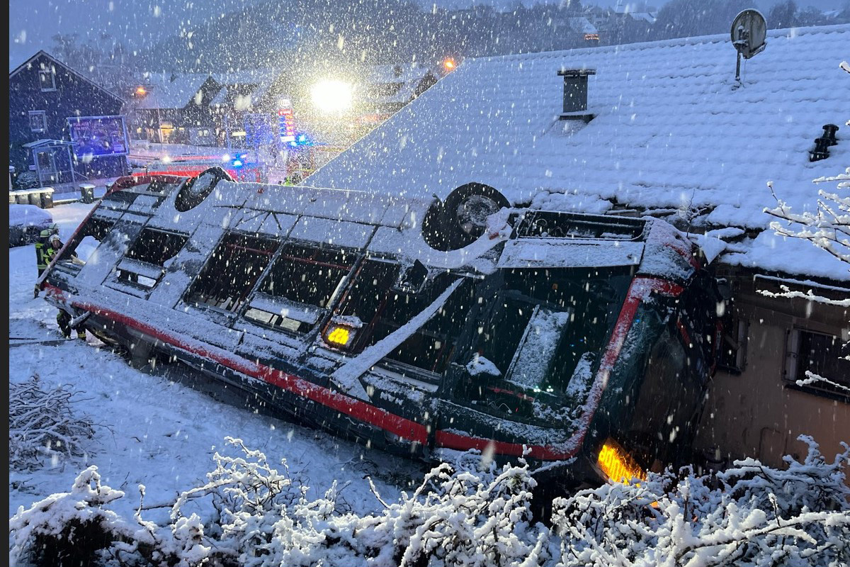 Kürten – Drei Verletzte nach Unfall von Linienbus im Schnee