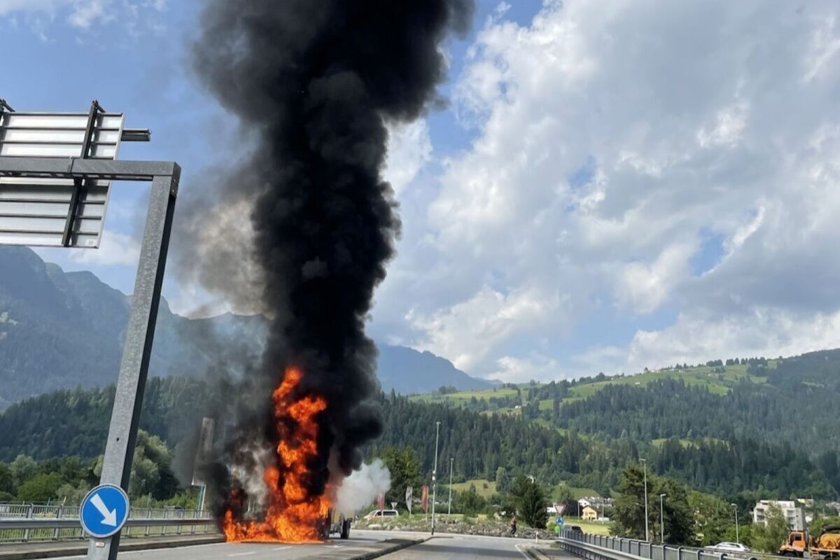 Fahrzeugbrand in Thusis GR – A13 kurzzeitig gesperrt