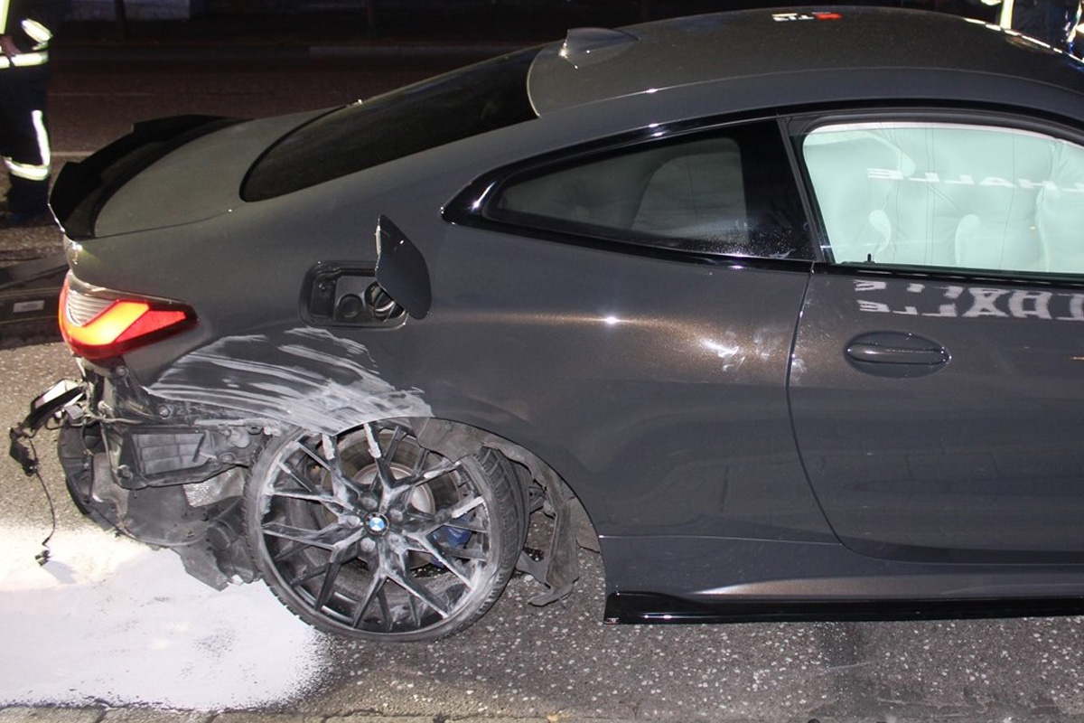 Hagen – BMW prallt gegen Hauswand