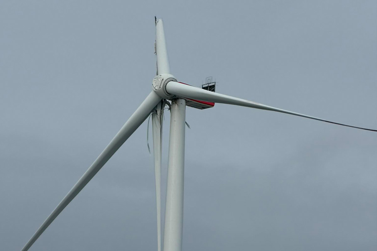 Windrad bei Bedburg beschädigt – A44 wegen Gefahr voll gesperrt