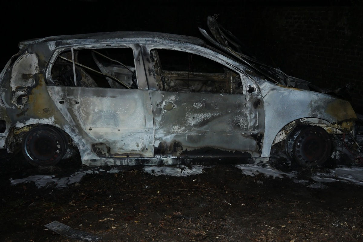 Gelsenkirchen – Gestohlener VW Golf brennt in Hinterhof aus