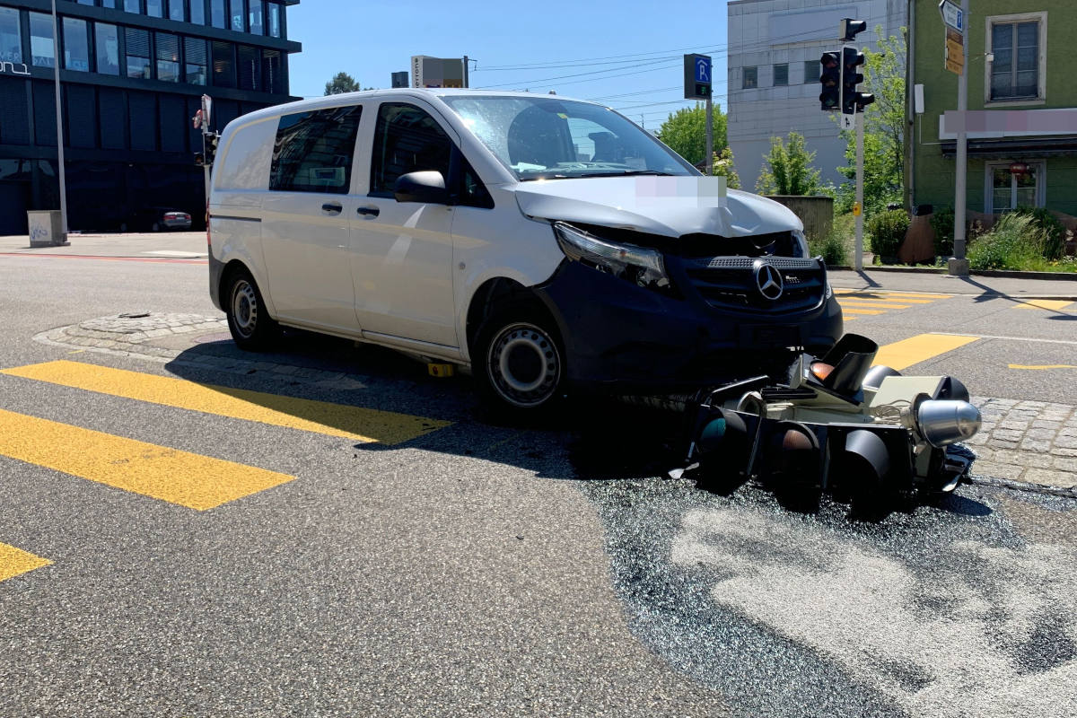 Stadt Solothurn – Lieferwagen kollidiert mit Mittelleitpfosten und Ampel