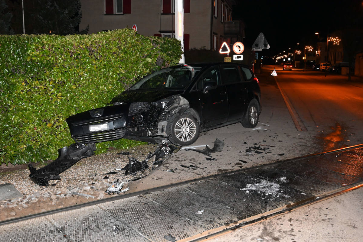 Bazenheid SG – Unterbruch des Zugverkehrs wegen Verkehrsunfall