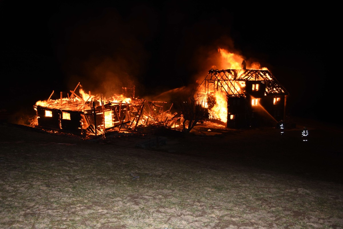  Nesslau SG - Haus und Schopf brennen nieder!