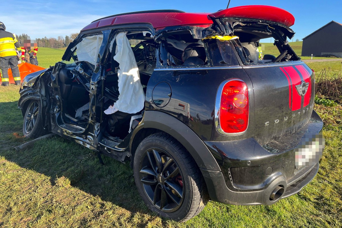 Jonschwil SG - Eine Person nach heftigem Zusammenstoss zwischen Auto und Lieferwagen verletzt