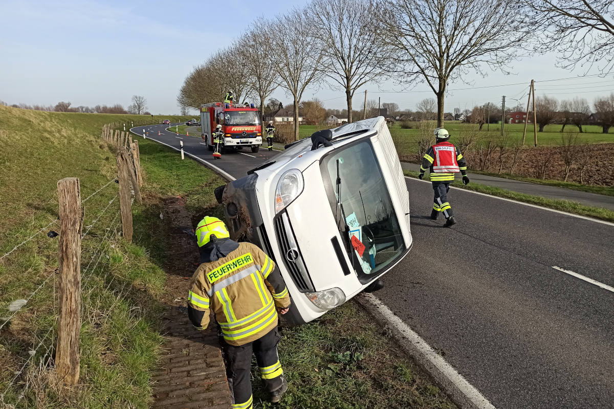 Kleintransporter umgekippt – Verletzter Paketzusteller in Bedburg-Hau 