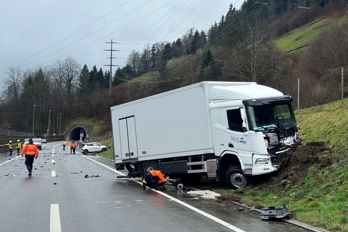 Wattwil SG - Autofahrerin (43) stirbt bei Frontalkollision mit einem Lastwagen