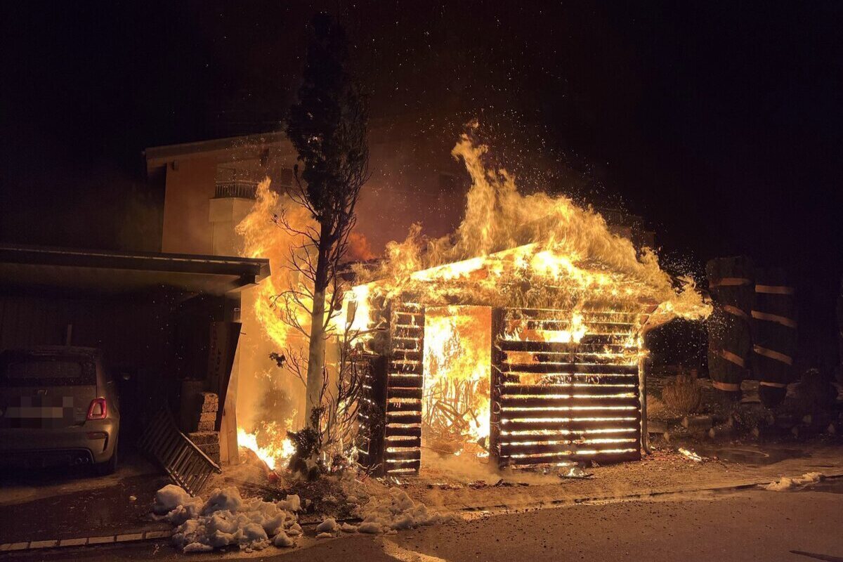 Wangs SG – Hoher Sachschaden nach Brand in einem Geräteschuppen