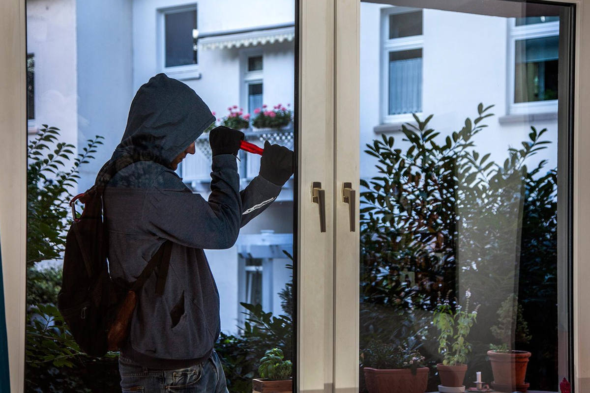 Hilden – Einbrecher nach Zeugenhinweisen auf frischer Tat ertappt