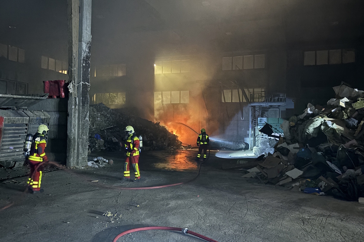 Buchs SG - Abfallhaufen in Brand geraten