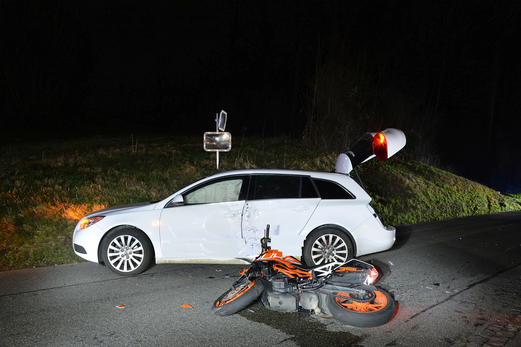 Duggingen BL: Kollision zwischen Motorrad und Personenwagen - Motorradlenker schwer verletzt