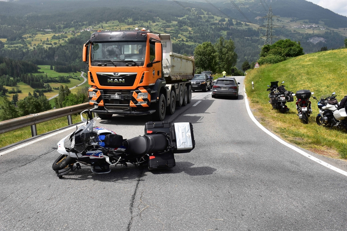 Brienz/Brinzauls GR - Motorradfahrer nach Unfall mit Lastwagen verletzt