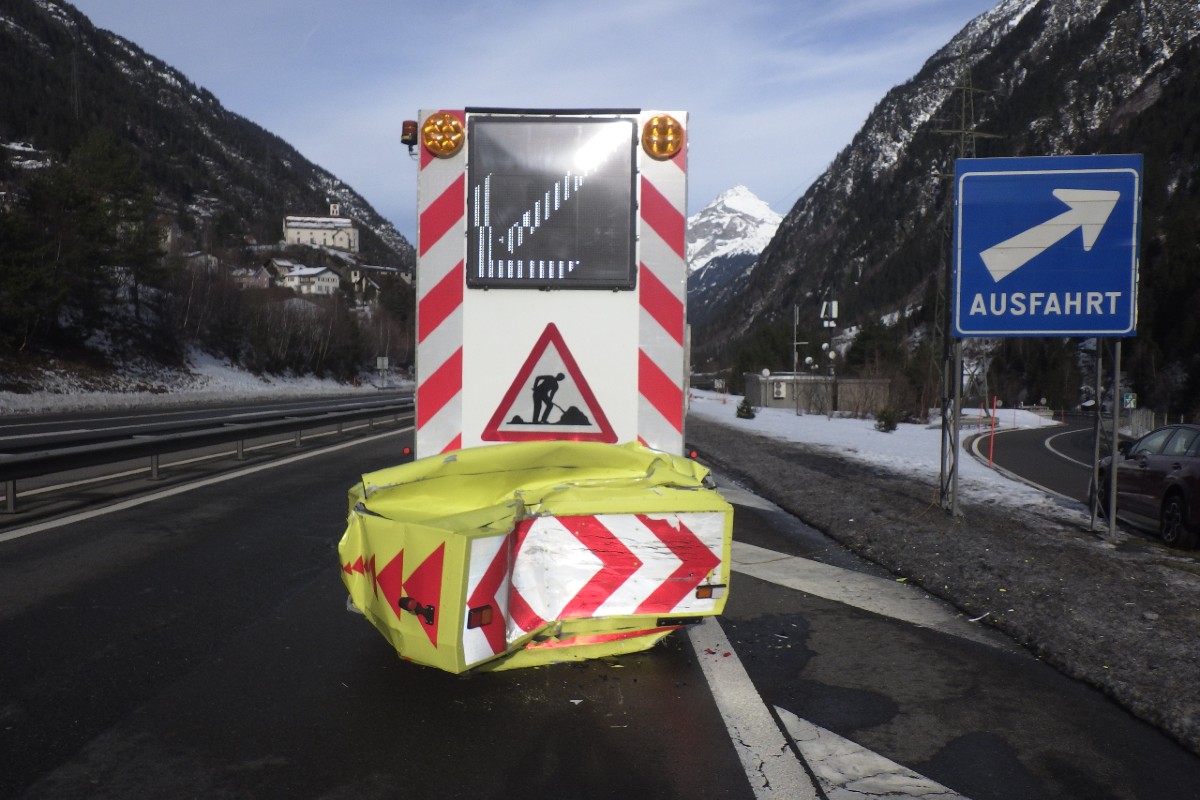 Wassen AR - Lieferwagen kollidiert mit Signalisationsanhänger 