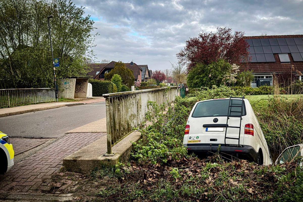 Jever – Fahrer flüchtet nach Unfall mit Transporter im See