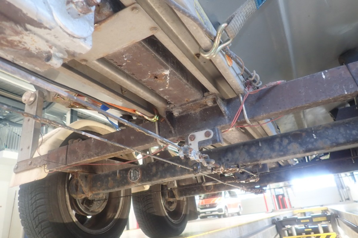 Erstfeld UR - Lastwagenanhänger um beinahe eine Tonne überladen