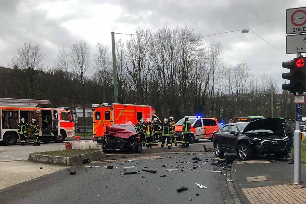 Hagen - 14-Jähriger flüchtet mit Audi vor Polizeistreife und verursacht schweren Unfall