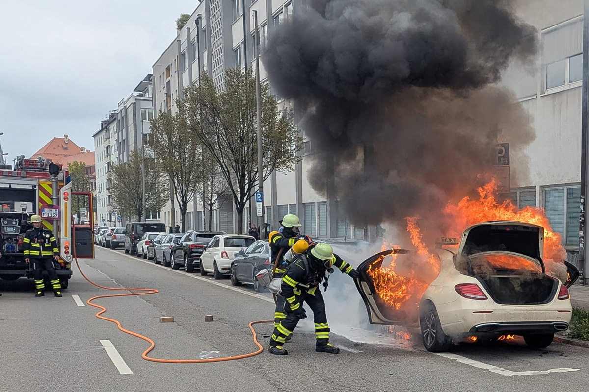 München – Taxi brennt vollständig