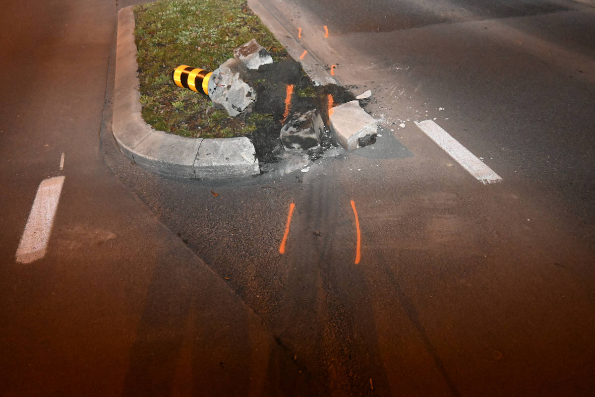 Schaanwald FL – Auf Verkehrsinsel gekracht