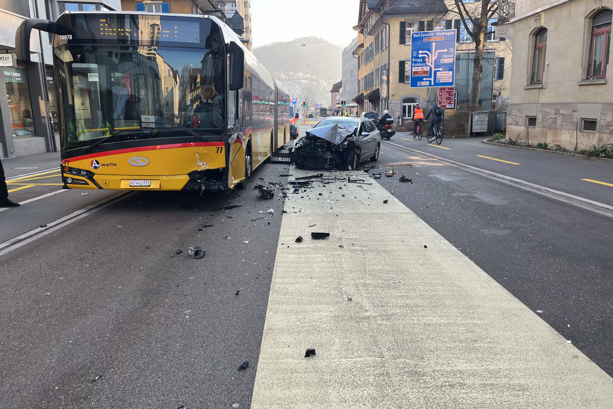 Unfall mit Bus in Baden AG - Auto knallt frontal in Linienbus