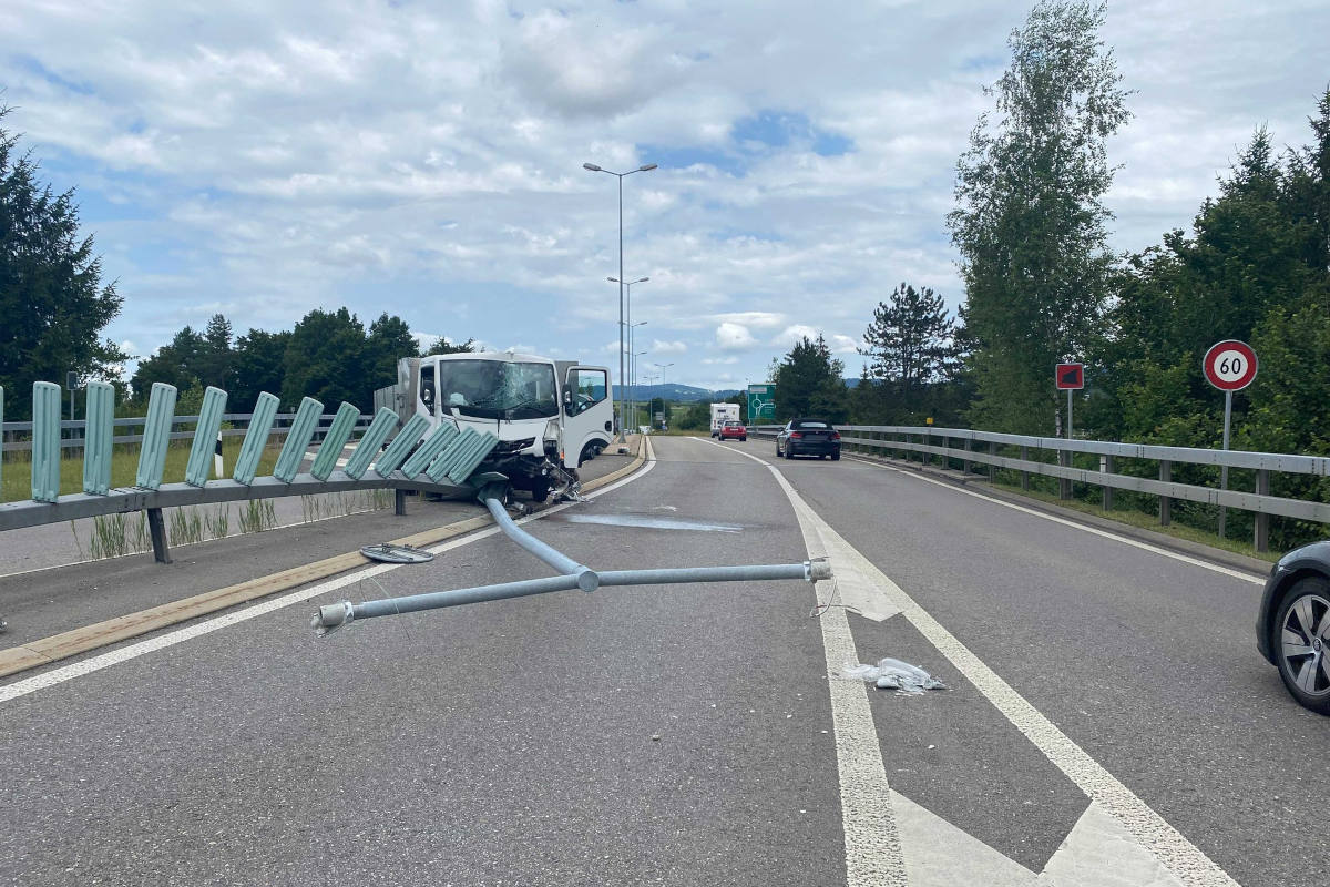 Cham ZG – Lastwagen kollidiert mit Kandelaber 