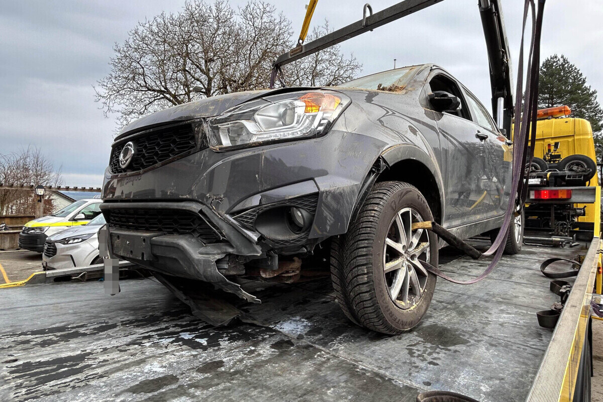 Reinach AG – Lenkerin (78) gibt versehentlich Gas und kracht gegen Scheune