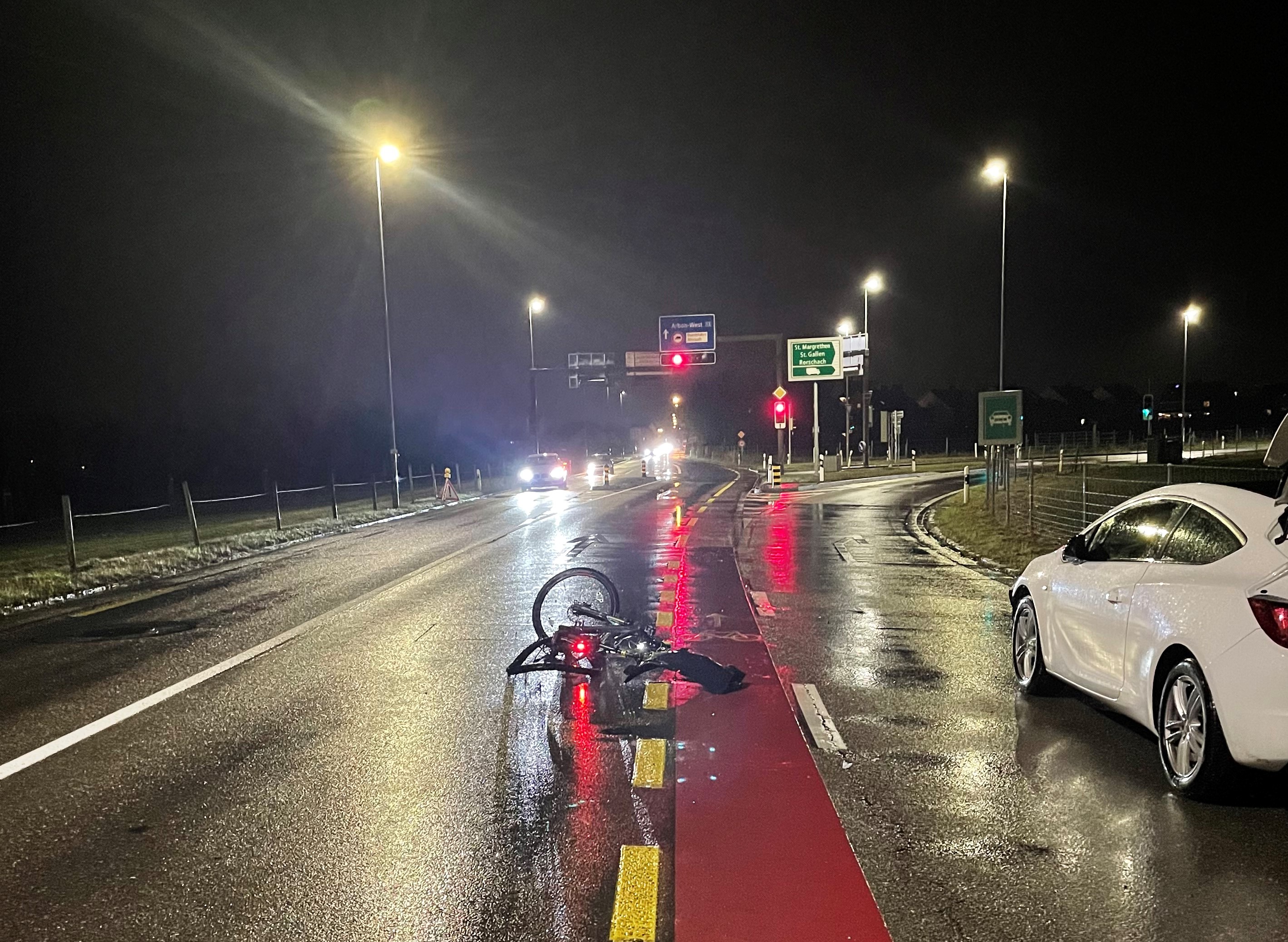 Egnach TG - 15-jährige Velofahrerin nach Kollision mit Auto verletzt