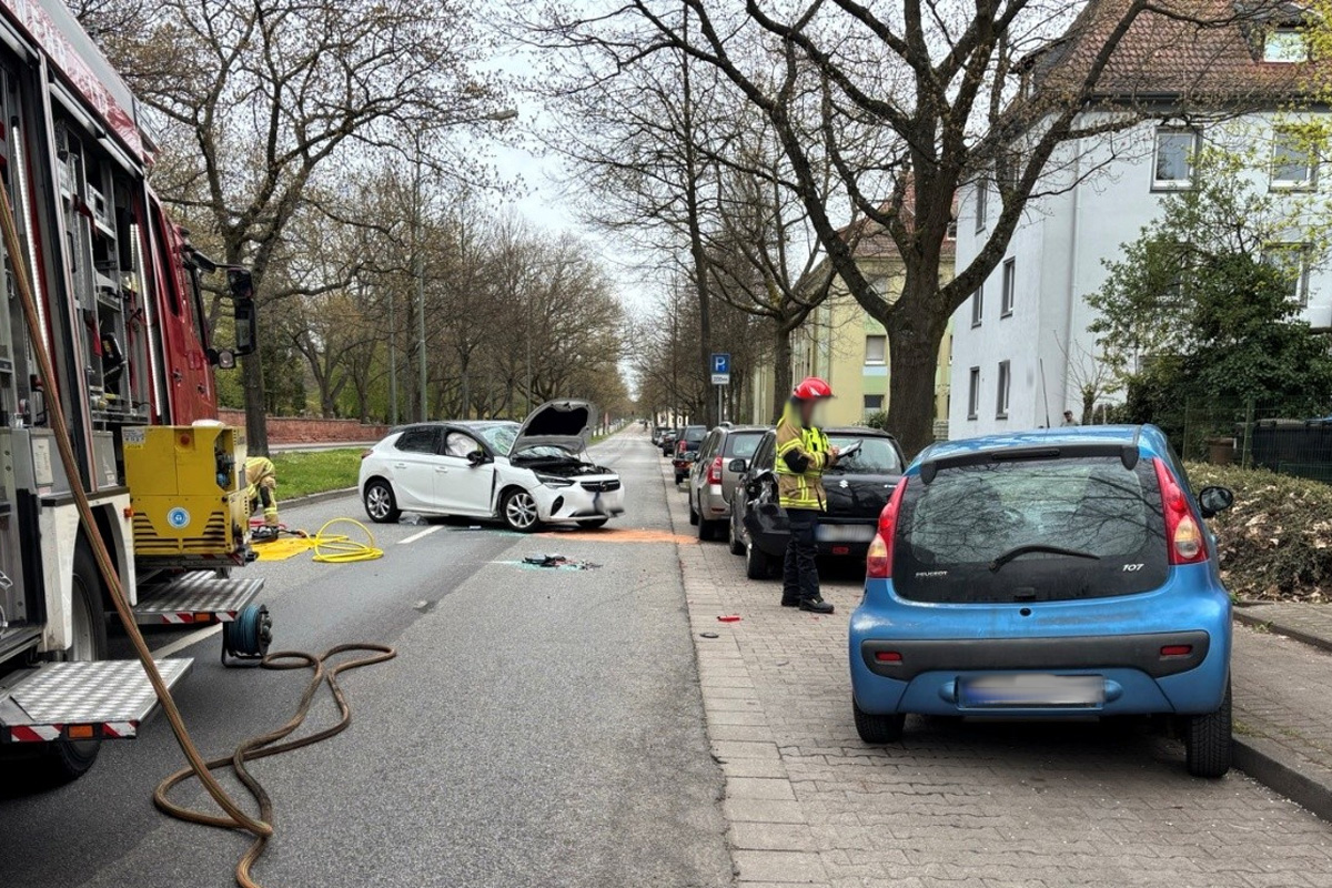 Kaiserslautern – Fahrerin (21) prallt gegen geparkte Fahrzeuge