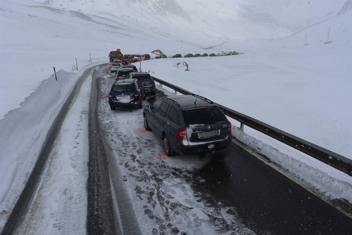 Julierpassstrasse GR – Auffahrkollisionen wegen Schneegestöber
