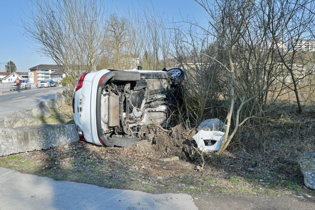 Stadt Luzern – Auto hebt bei Unfall ab und kippt zur Seite 