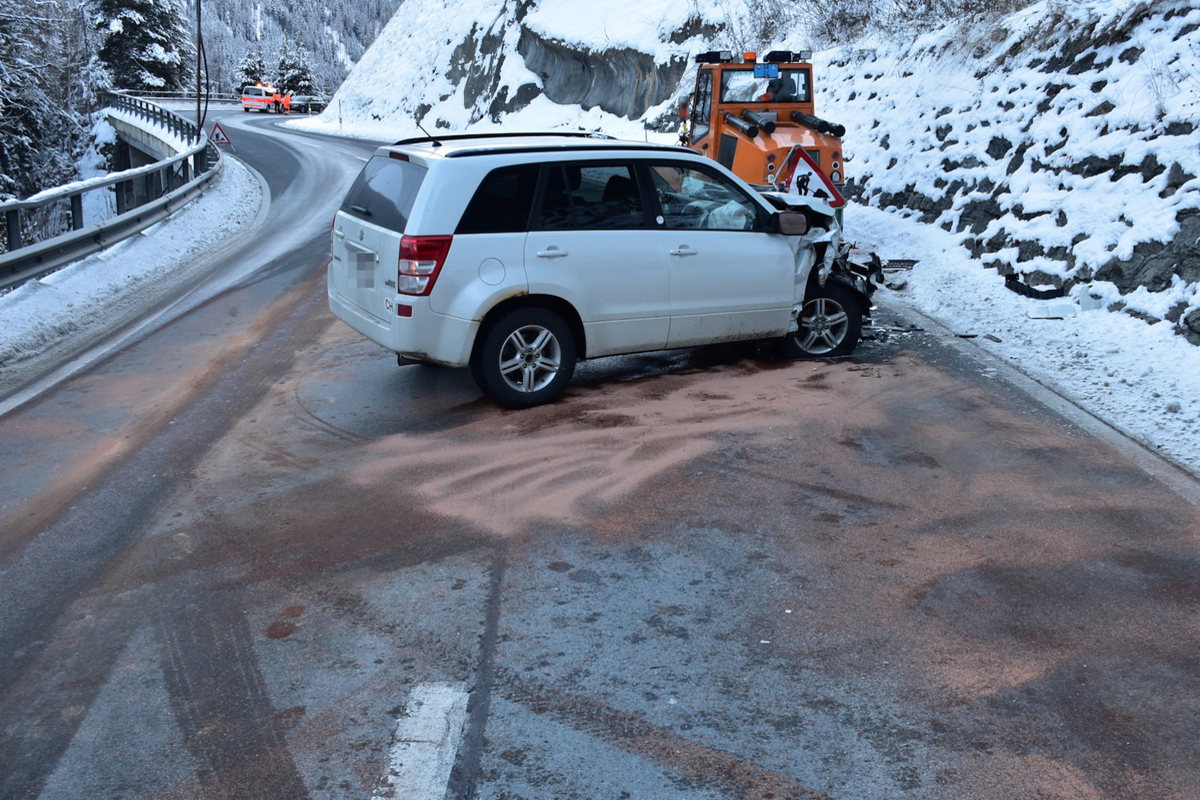 Ardez GR – Autofahrerin fährt einer Schneefräse auf
