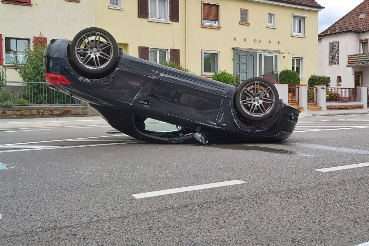 Spektakulärer Unfall in Landau - 70-jährige Autolenkerin übersieht 54-jährige Autofahrerin im Audi TT