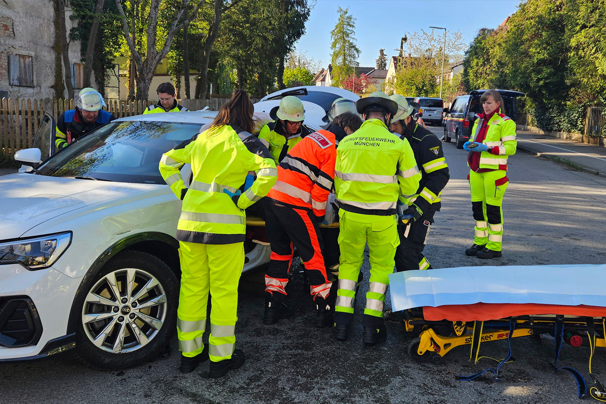 München – Fahrerin nach seitlicher Kollision aus Audi befreit