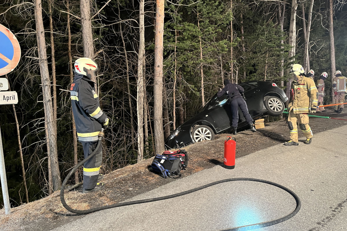 Unfall in Pfunds – Auto stürzt ab