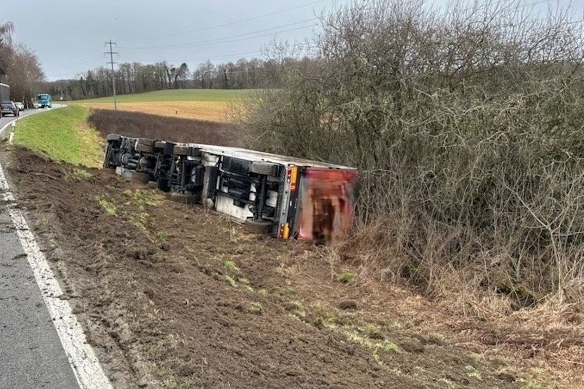 Prez-vers-Noréaz FR – Lastwagen stürzt bei Unfall