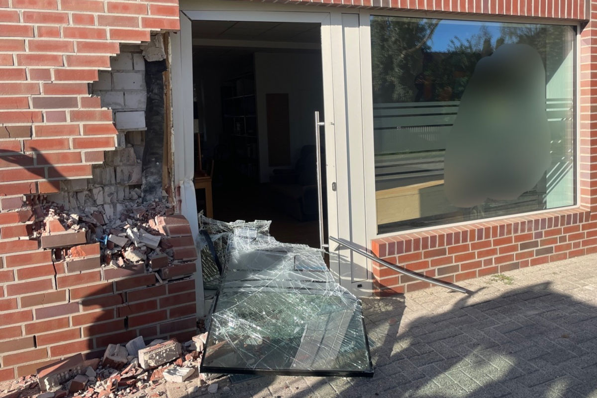 Unfall in Soltau – Radlader prallt gegen Hauswand