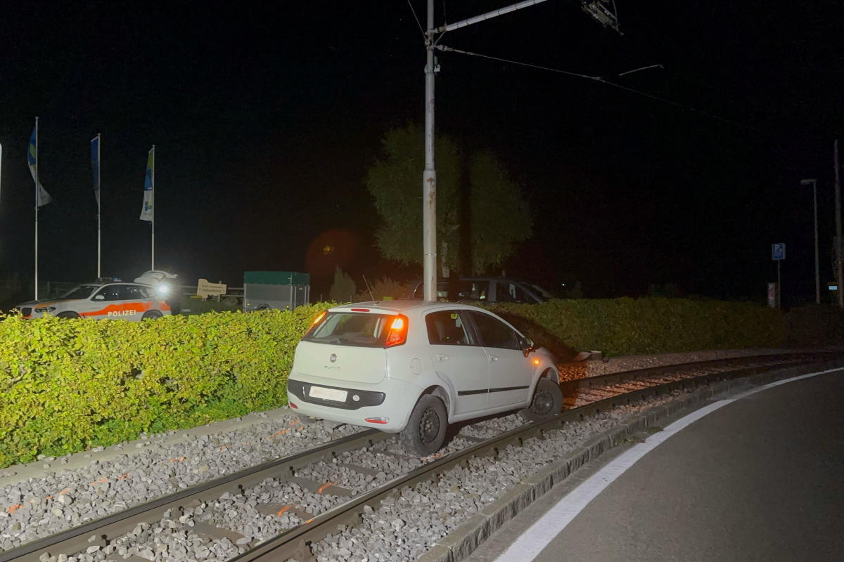 Speicher AR - Mit Personenwagen auf Bahngeleise gefahren