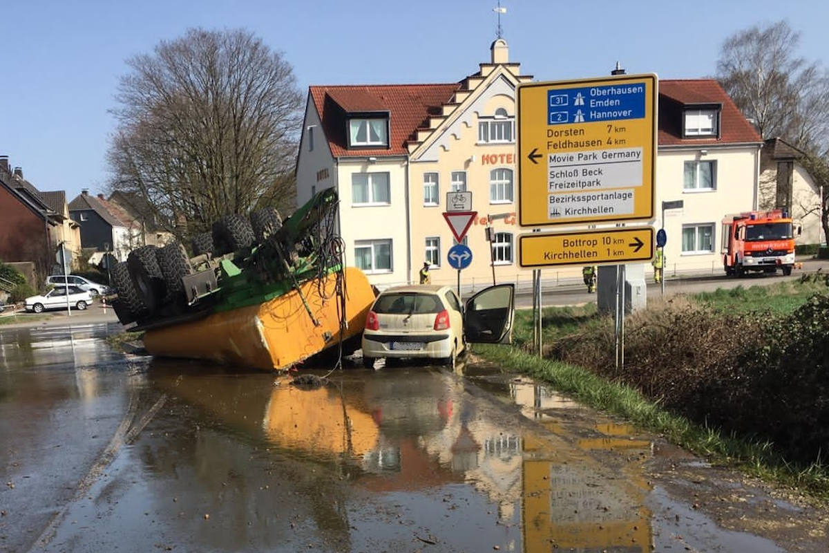 Bottrop-Kirchhellen - Umfangreiche Reinigungsarbeiten nötig nach Unfall