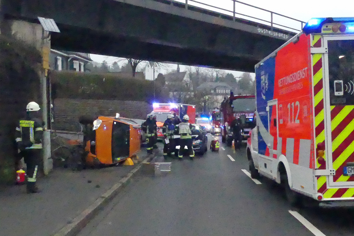 Gummersbach – Fahrzeug kippt nach Unfall um