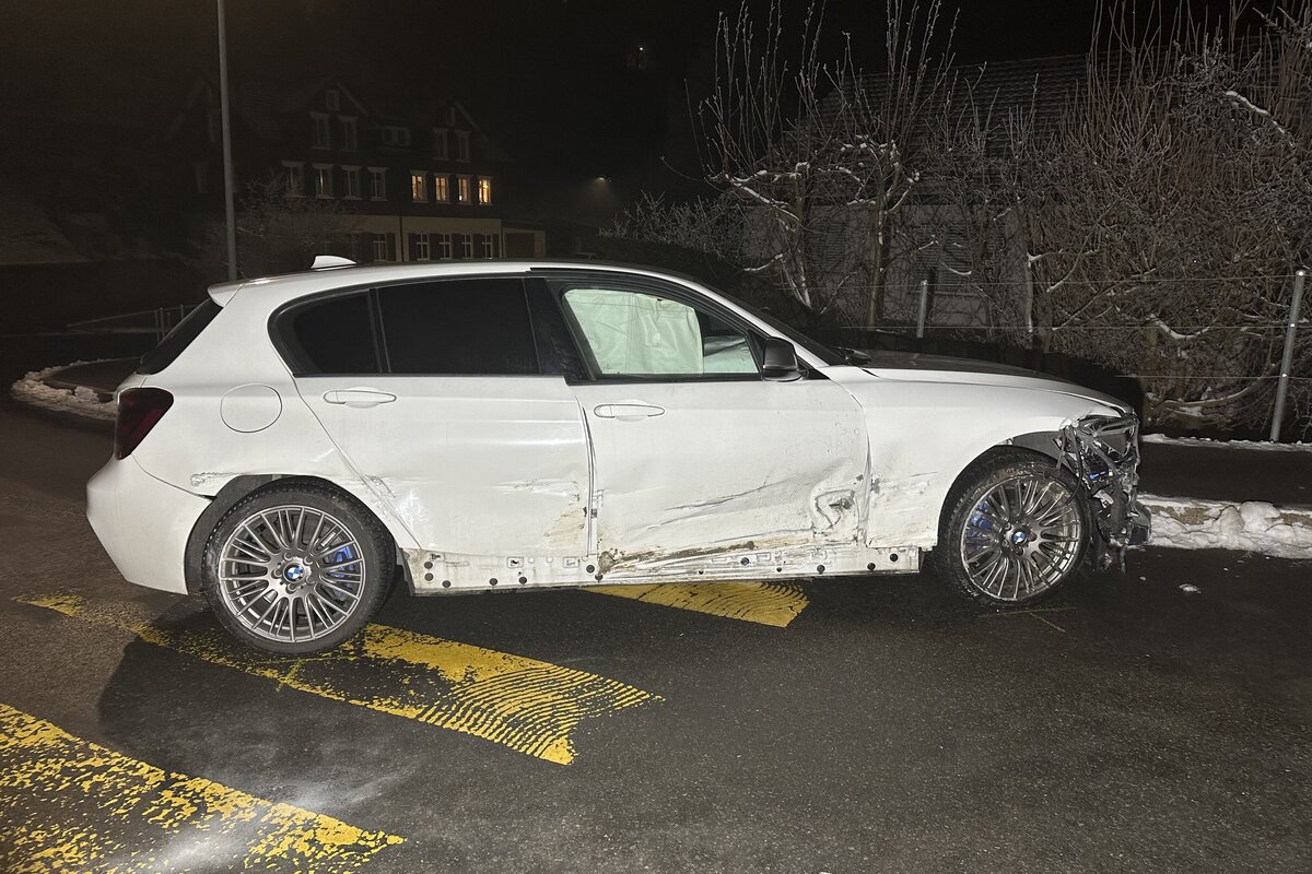 Walzenhausen AR - 19-jähriger Autofahrer mit Stützmauer kollidiert