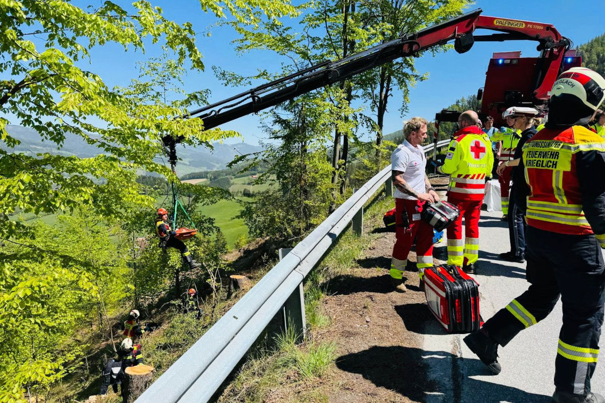 Unfall in Krieglach – Motorradfahrer über Böschung geschleudert