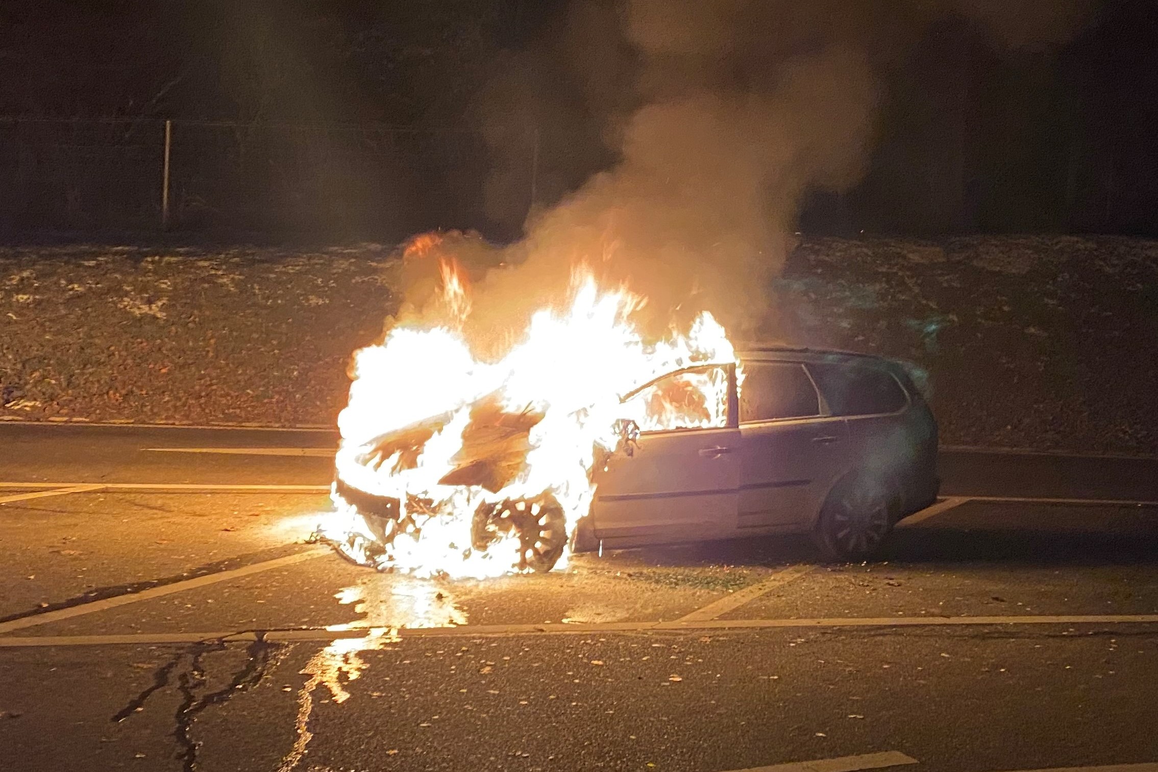 A1 Wängi TG – Auto auf Rastplatz in Flammen aufgegangen