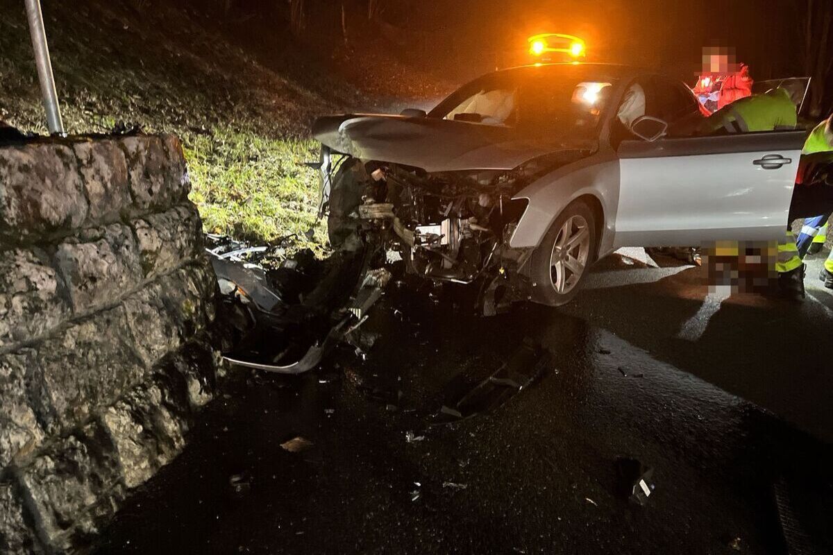 Hofstetten-Flüh SO – Frontal gegen Stützmauer geprallt
