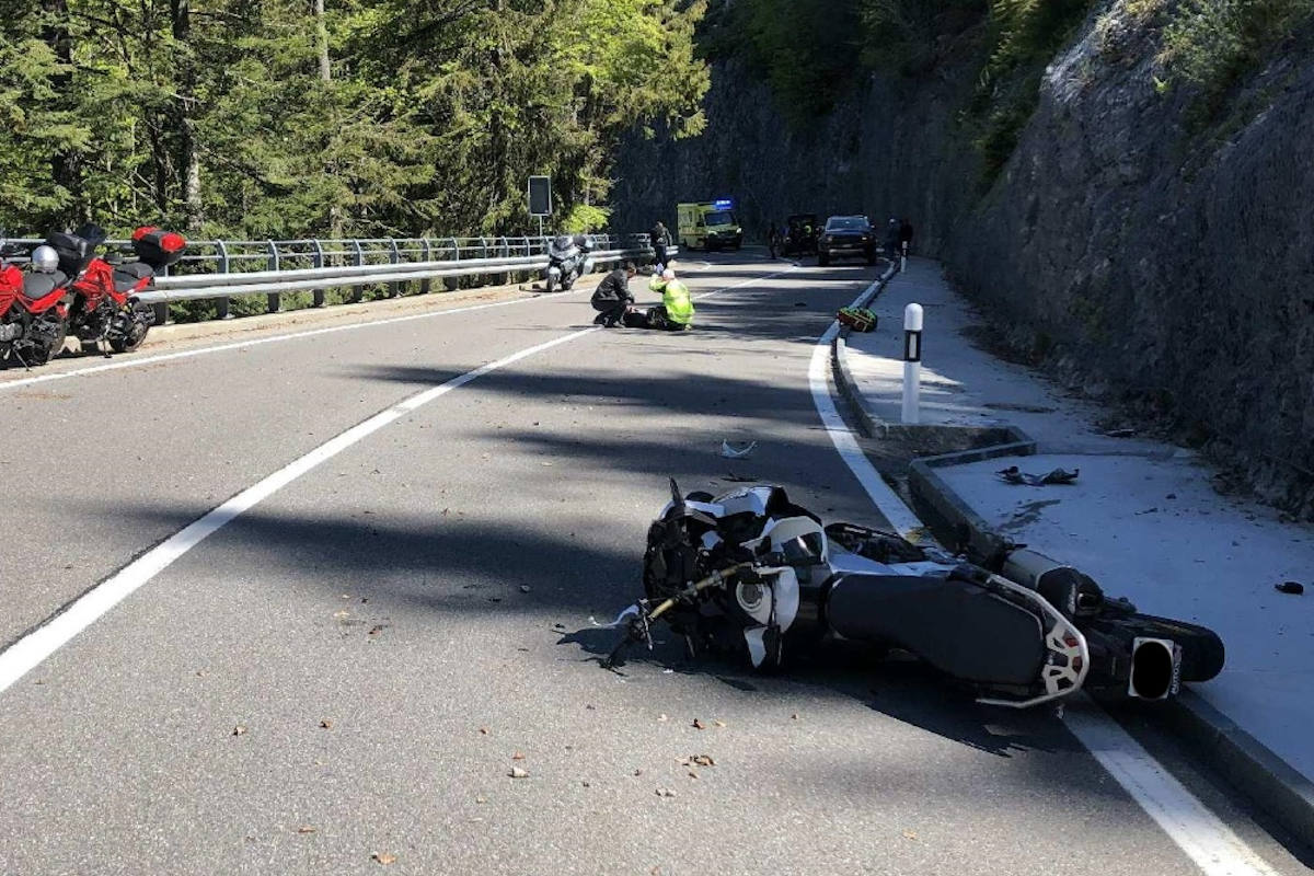 Jaunpassstrasse FR  – Drei Motorradfahrer bei Unfall verletzt