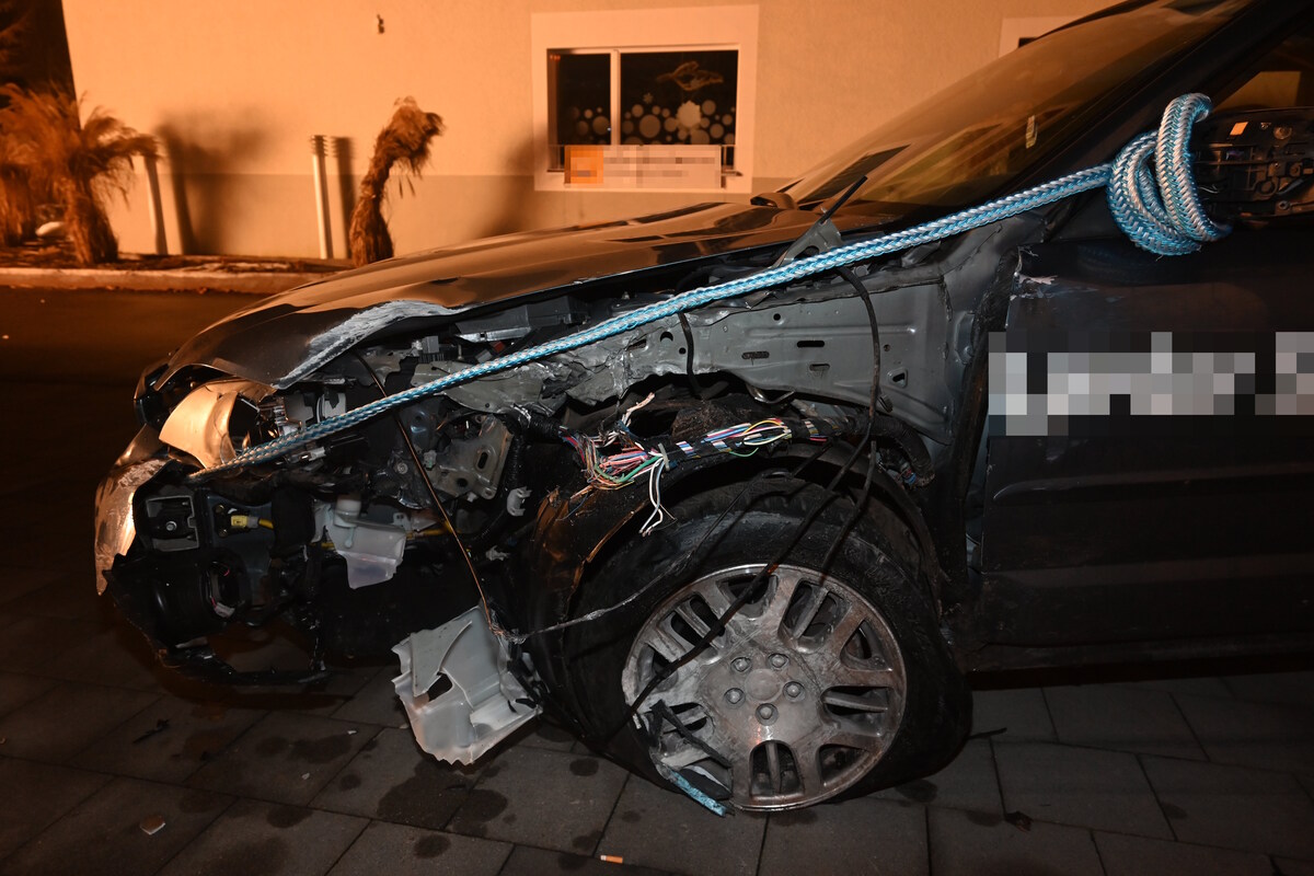 Unfall in Oberuzwil SG – Fahrunfähig in Hausfassade gekracht