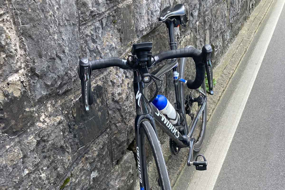 Filzbach GL - Autofahrer baut Unfall und fährt weiter - Frau verletzt