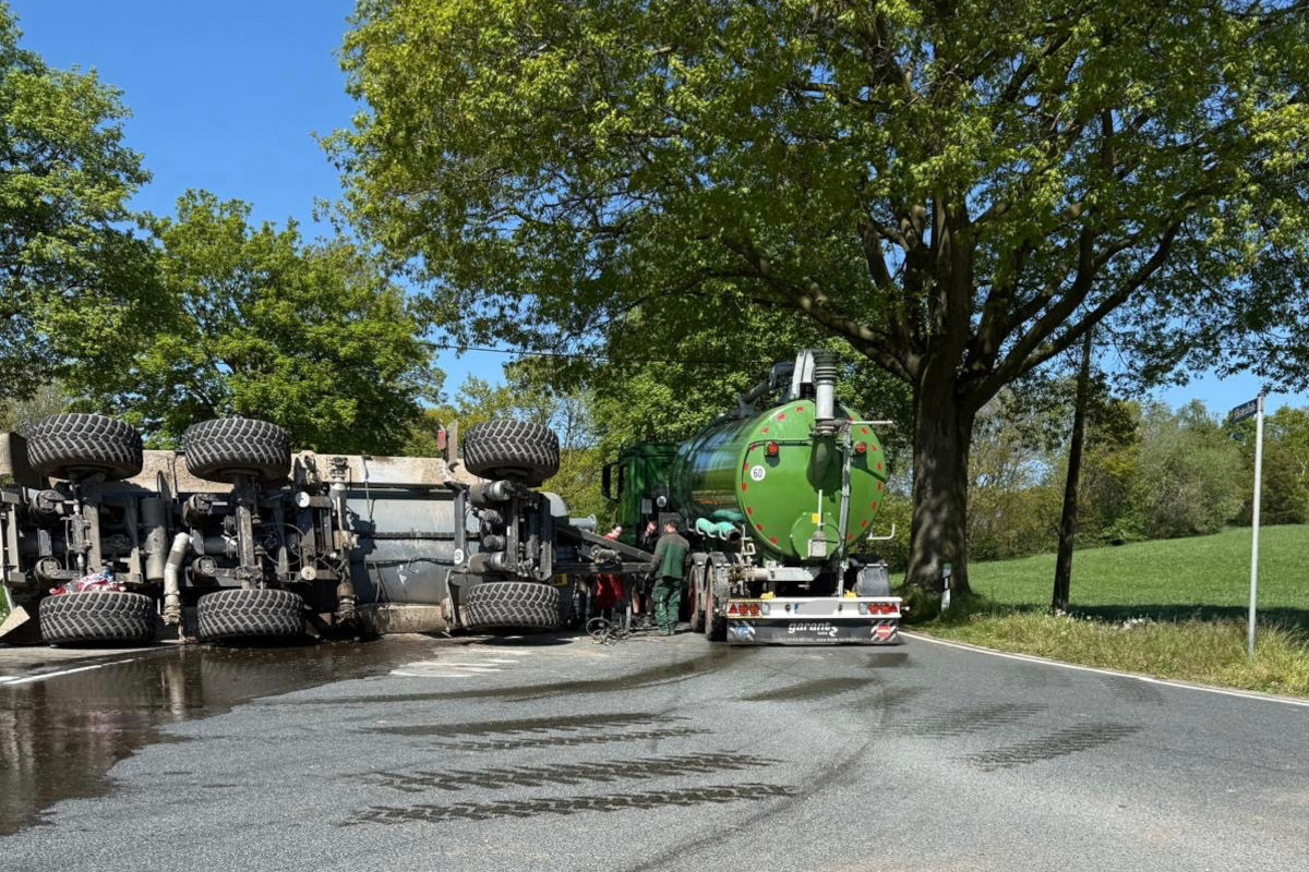 Unfall in Kalkar – Traktor mit Güllefass kippt um