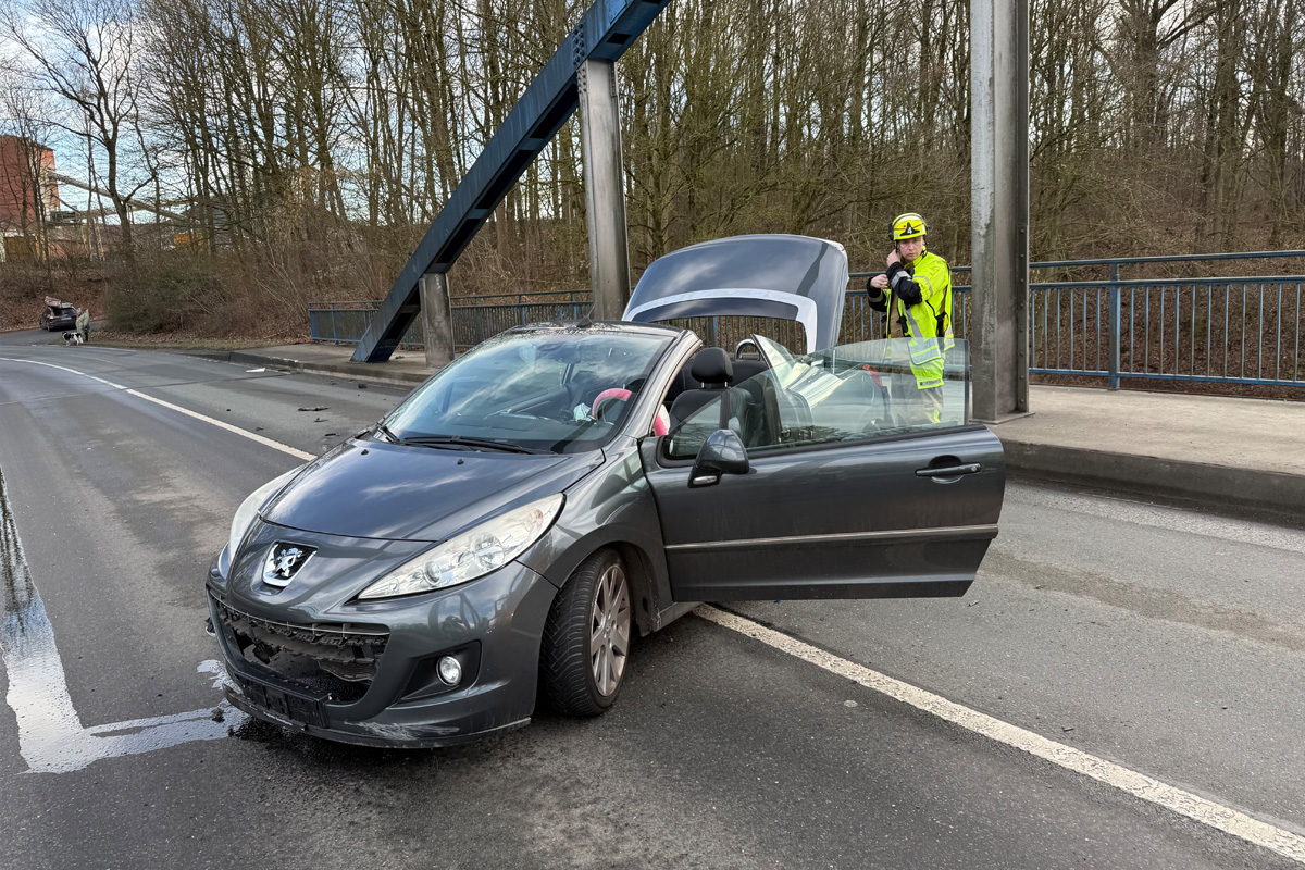 Hünxe – Pkw prallt gegen Brückenpfeiler
